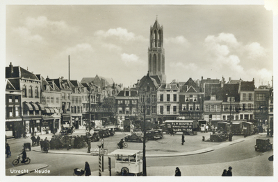 1064 Gezicht op de oost- en zuidzijde van de Neude te Utrecht met op de achtergrond de Domtoren.